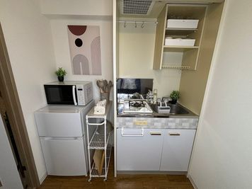 玄関すぐのキッチンスペース。こちらでも調理ができます。食材のカットはこちらでどうぞ。 - グッドワン【おうちスペース】京都市役所駅前店 グッドワン京都寺町　未成年🆗防犯カメラ🈚️出入り🆓の室内の写真