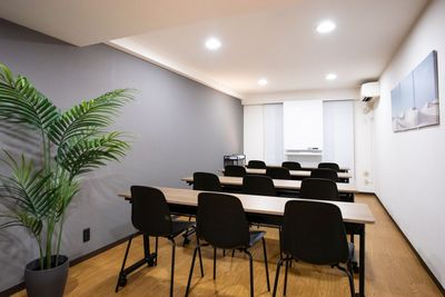 授業、試験、セミナー向けのレイアウト（後方より） - アーバンスペース大手町 ✨【 貸し会議室】アーバンスペース神田大手町✨の室内の写真