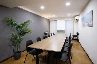 12名着席のミーティングレイアウト - アーバンスペース大手町 ✨【 貸し会議室】アーバンスペース神田大手町✨の室内の写真