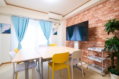 明るい室内！机は４台、椅子は１２脚ご用意！TV台も含めてレイアウトは自在です！ - レンタルスペース「M's」市川1 市川駅前の多目的レンタルスペース「M's」ですの室内の写真