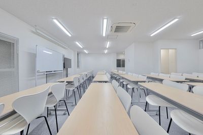 スクール形式だと最大51名が着席可能です! - Leaf【リーフ】京都駅前の室内の写真