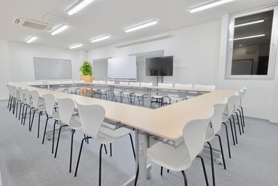 ロの字の座席だと最大28名の着席が可能です! - Leaf【リーフ】京都駅前の室内の写真