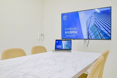 50インチのモニターがあります。 - Dear【ディアー】京都四条の室内の写真