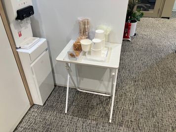 小腹が空いたときにぴったりなチキンラーメンも無料でご用意しております。
 - SoloTime 藤沢 ROOM FK09（1名用完全個室）の室内の写真