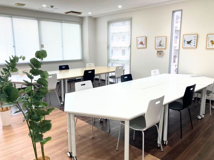 コワーキングスペースーラウンジ（20席）【まなクル江坂】 - 貸し会議室・コワーキングスペース【まなクル江坂】