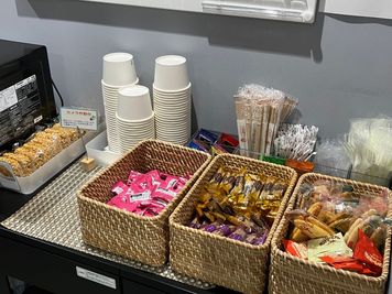 バラエティーに富んだお菓子・各種スープが無料でお召し上がりいただけます。小腹がすいた時にぴったりなチキンラーメンも無料です - SoloTime 津田沼 ROOM TK11（1名用完全個室）の室内の写真