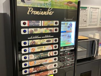 無料の紙コップ式自販機です。コーヒーやカフェラテなどをお召し上がりいただけます。 - SoloTime 津田沼 OPEN SPACE 03（フリーアドレス席）の室内の写真