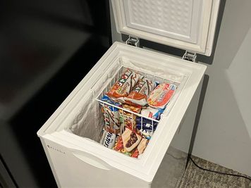 冷凍庫の中には「雪見だいふく」等、無料のアイスクリームを沢山ご用意！運が良いと「ハーゲンダッツアイスクリーム」があることも！ - SoloTime 津田沼 OPEN SPACE 02（フリーアドレス席）の室内の写真