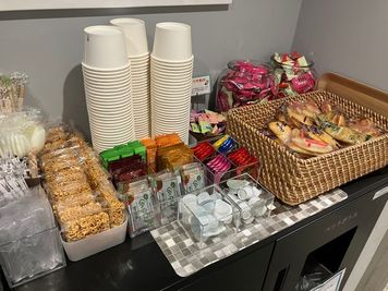 バラエティーに富んだお菓子・各種スープが無料でお召し上がりいただけます。小腹がすいた時にぴったりなチキンラーメンも無料です。 - SoloTime 松戸 SOFA SEAT（4名用オープン席）の室内の写真