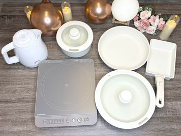 IHクッキングヒーターとフライパン各種（オプション） - グッドワン【おうちスペース】京都市役所駅前店 グッドワン京都寺町　未成年🆗防犯カメラ🈚️出入り🆓の設備の写真