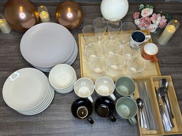 ６人分のお皿やコップやカラトリー完備
最後にもとにお戻しくださいm(_ _)m - グッドワン【おうちスペース】京都市役所駅前店 グッドワン京都寺町　未成年🆗防犯カメラ🈚️出入り🆓の設備の写真