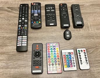 上段左から：TV、ブルーレイプレーヤー、サウンドバー、リングライト、天井照明
下段左から：プラネタリウム、ムーンライト、TV裏バックライト、カーテンライト - グッドワン【おうちスペース】京都市役所駅前店 グッドワン京都寺町　未成年🆗防犯カメラ🈚️出入り🆓の室内の写真