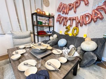 ６人掛けのテーブルでゆったりと鍋パ、タコパで楽しもう！ - グッドワン【おうちスペース】京都市役所駅前店 グッドワン京都寺町　未成年🆗防犯カメラ🈚️出入り🆓の室内の写真