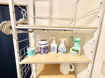 入り口に除菌グッズを置いています。手荷物やコートはこちらにお掛けください。 - グッドワン【おうちスペース】京都市役所駅前店 グッドワン京都寺町　未成年🆗防犯カメラ🈚️出入り🆓の室内の写真