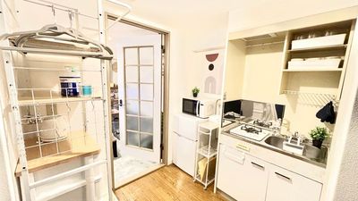 玄関すぐに、荷物置き場とキッチンがあります。 - グッドワン【おうちスペース】京都市役所駅前店 グッドワン京都寺町　未成年🆗防犯カメラ🈚️出入り🆓の入口の写真