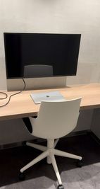 予約制の完全個室も用意しております(別途料金が必要となっております) - HIDEOUT space 集中できるコワーキングスペース（貸切可）、受験対策、パーティー可の室内の写真
