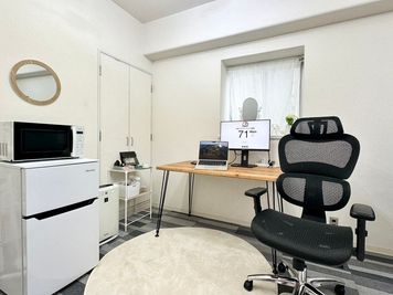 フィルスペ 《新大阪ワークラウンジ》 【1〜4名】フィルスペ《新大阪ラウンジ》落ち着きインテリア個室の室内の写真