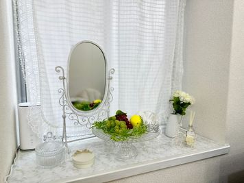 フィルスペ 《新大阪ワークラウンジ》 【1〜4名】フィルスペ《新大阪ラウンジ》落ち着きインテリア個室の室内の写真