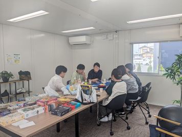【利用事例の紹介】
ゲーム大会
※写真はイメージです。 実際のレイアウト・設備など異なる場合がありますので、ご注意ください。
 - 福岡半道橋店 Meeting2のその他の写真