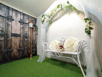 ガーデンエリアは白を基調。
街灯も他のスタジオではなかなかない素材。
背景布は、花柄、緑クロマキーなど数種類ございます。
こちらも南向きで自然光が入ります。 - 原宿ミラクルSTUDIOの室内の写真
