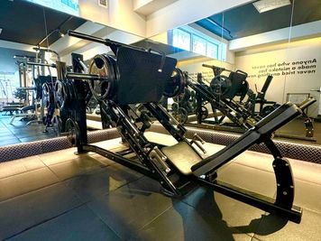 ４５度レッグプレスマシン - 【完全貸切】平尾/100㎡レンタルジム/パーソナル/撮影OK 100㎡レンタルジムの設備の写真