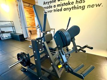 ヒップアブダクションマシン - 【完全貸切】平尾/100㎡レンタルジム/パーソナル/撮影OK 100㎡レンタルジムの設備の写真