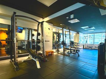 スミスマシン - 【完全貸切】平尾/100㎡レンタルジム/パーソナル/撮影OK 100㎡レンタルジムの設備の写真