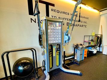 【タフスタッフ】ゲーブルフライマシン - 【完全貸切】平尾/100㎡レンタルジム/パーソナル/撮影OK 100㎡レンタルジムの設備の写真