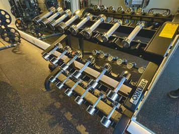 【IVANKO】１〜１０kgダンベル - 【完全貸切】平尾/100㎡レンタルジム/パーソナル/撮影OK 100㎡レンタルジムの設備の写真