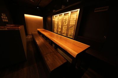 3つのテーブルを繋げる事も可能。高級で立派な一枚板。 - 名古屋栄の大人の隠れ家 高級感溢れる和風の隠れ家 カラオケ完備の室内の写真