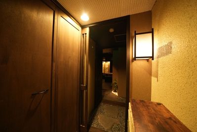 隠れ家的な入口。都会のビルの中にひっそりとあります - 名古屋栄の大人の隠れ家 高級感溢れる和風の隠れ家 カラオケ完備の入口の写真