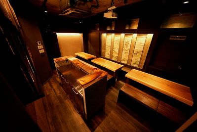 間接照明がオシャレな和モダンな雰囲気 - 名古屋栄の大人の隠れ家 高級感溢れる和風の隠れ家 カラオケ完備の室内の写真