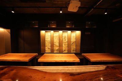 オシャレなアンティークの掛軸が映える店内 - 名古屋栄の大人の隠れ家 高級感溢れる和風の隠れ家 カラオケ完備の室内の写真