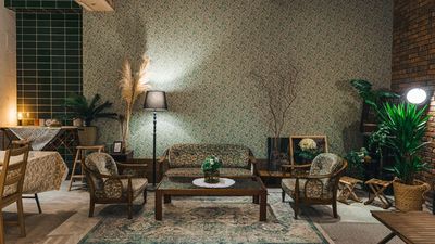 (白ホリ・スタジオスペース / 夜) ブリティッシュテイストな壁もご利用いただけます - in the house / Nishiwaseda CAFE IN THE HOUSEの室内の写真