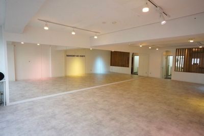 横浜駅から徒歩5分、10m×4.6m（46㎡）の広くて綺麗なダンスレンタルスタジオ。照明があるので様々な雰囲気で撮影ができます。 - レンタルスタジオ「STUDIO CDA YOKOHAMA」
