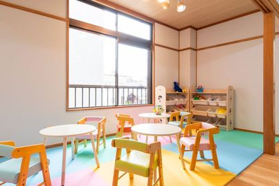 【お子様用食事スペース】
お子様用のテーブル・椅子をご用意しています★ - 親子サロン-LaPark-(ラパーク) 関目店 パーティースペースの室内の写真