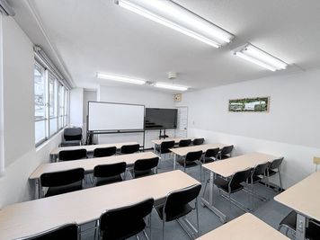 大型モニター×ホワイトボードで発表もスムーズ。 - [Good Space会議室] 新宿豊栄ビル201 新宿徒歩4分｜入室簡単｜飲食OK｜ボドゲ・会議・オフ会[36]の室内の写真