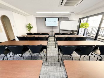 〈浜松町駅徒歩4分｜最大30名｜24h利用可〉セミナーや勉強会、講義、撮影、懇親会の利用に最適！夜間〜早朝の休憩利用も可能！ - レンタルスペース「ワンコイン会議室 大門・浜松町」