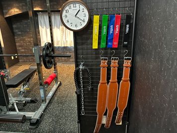 ゴムバンド、トレーニングベルト、トライセップロープなど -  MIYAZAKI GYM五反田2号店 MIYAZAKI GYM五反田2号店の設備の写真