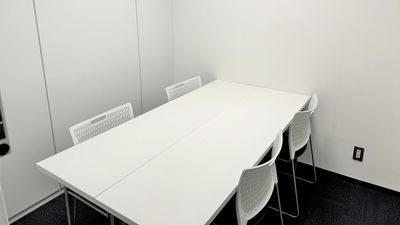五反田KANPAIビル　1階　RoomD  五反田駅徒歩5分、4名まで対応のプライベート空間！商談やミーティングに最適です。 - 【リロの会議室】五反田KANPAIビル