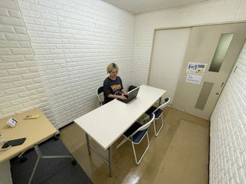 6人位迄可能 - THビル2階Fルーム 多目的スペース（会議室、教室、ダンス）の室内の写真