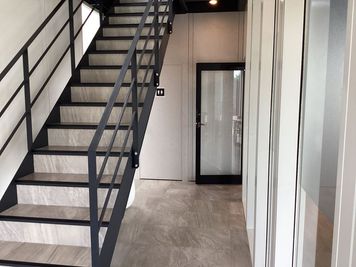 階段奥がスペースの出入り口です。 - U-SPACE　千葉店 Living1の入口の写真