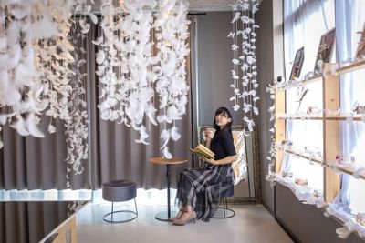 羽が広がるアトリエで記念フォト✨ - アトリエカシュカシュ撮影スタジオ 羽の非日常空間✨アトリエカシュカシュ　仙台の室内の写真