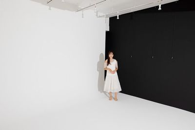 白ホリ内に黒壁エリアあり - チェリッシュスタジオ10号館 3面R仕上げの本格白ホリゾントならチェリッシュスタジオ10号館の室内の写真