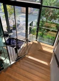 自然光が入り明るく開放的です。 - BAUM HAUS WORK 【バウムハウス　Office7】の入口の写真