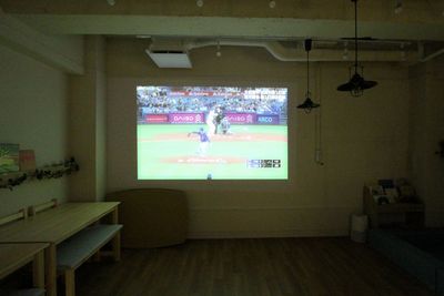 特大スクリーンでセミナーや映画鑑賞も可能です。 - パーティースペース ACTS 武蔵小金井 ✨武蔵小金井駅2分の子どもと遊べるパーティースペース✨の室内の写真