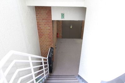 階段を降りて右側です - パーティースペース ACTS 武蔵小金井 ✨武蔵小金井駅2分の子どもと遊べるパーティースペース✨の室内の写真