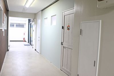 グリーンの壁と白いドアが目印です - PARTYSPACE ACTS 武蔵小金井 11名〜✨武蔵小金井駅2分の子どもと遊べるパーティースペース✨の室内の写真