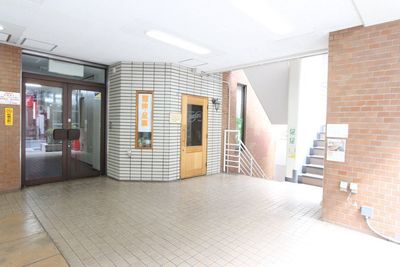 エントランス正面右側の階段を降りてください - PARTYSPACE ACTS 武蔵小金井 11名〜✨武蔵小金井駅2分の子どもと遊べるパーティースペース✨の室内の写真