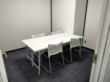 五反田KANPAIビル　1階　RoomF  五反田駅徒歩5分、4名までのコンパクトな空間！商談やミーティングに最適です。 - 【リロの会議室】五反田KANPAIビル